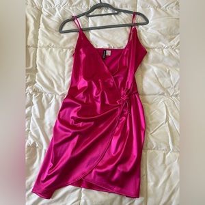 Pink dress, fits the body beautifully, snatches the waist.